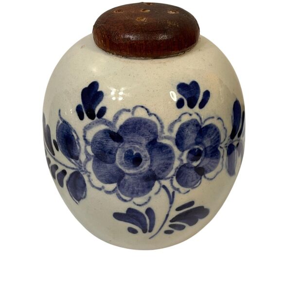 Vintage Delft Blue Salt & Pepper Shakers Holland Netherlands Flower Wood Top 2.5 - Picture 9 of 10
